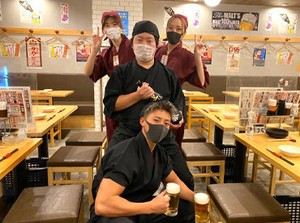 高校生OK★バイトデビューにもピッタリ♪
ハンディは料理名をタッチするだけ！
⇒1日で使い方をマスターできます◎