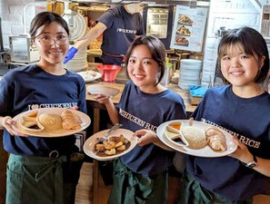 フードコートのお店なので
グルグル動き回る必要もありません◎
カウンター越しだから接客もシンプル★