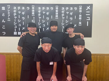 24時間営業なので幅広い年代のスタッフが活躍中♪
写真は男性だけですが、女性スタッフも多数活躍しております！