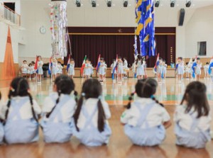 "つよく・かしこく・心豊かに
おおきくそだて、ひばりっ子"を掲げ
子どもたちの成長を見守り、助けています♪