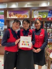 賑やかな空港で楽しく仕事！
地元の名産品がたくさん揃う店内！
面接合格後スグに働けます！
＼社員登用のチャンスもあります／