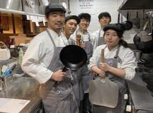 1シフトにつき4名体制でキッチンを回しています！
分からないことはすぐ聞ける環境だから安心♪