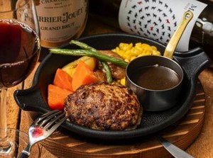 まかないは人気のハンバーグの他、
リクエストにもお応えします！
新作や試作品も食べられるので、
バイトに行くのが楽しみに…