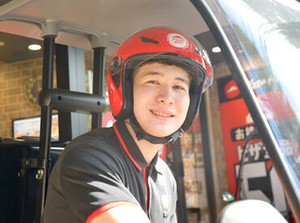 【社割あり】友達や家族と一緒にピザハット商品をお得に楽しめる♪
【髪色自由】金髪やピンク色のスタッフも活躍中!経験者優遇◎