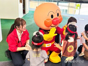キャラクターアテンドやステージ出演など♪日常から離れ、子どもたちのキラキラな視線を集めながらお仕事*女性スタッフ多数★