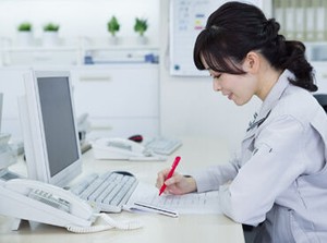 伝票の仕分けや書類の記入など、基本的には座り仕事です！
制服と作業靴は貸し出します◎
※画像はイメージ