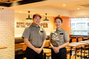 ＼新店STAFF大募集！／
学生さん・主婦さんなど、
幅広い世代で続々エントリー中です♪
お友達との応募も大歓迎です★