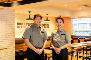 ＼新店STAFF大募集！／
学生さん・主婦さんなど、
幅広い世代で続々エントリー中です♪
お友達との応募も大歓迎です★