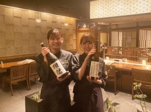 ━━店内は和モダンな空間。━━
美食＆美酒を提供するDining★
履歴書なしで楽ラクスタート♪
まずは気軽にご応募ください！