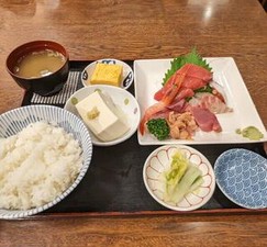 自慢の魚料理のお店♪
まずは簡単な作業からお任せします！
先輩がゆっくり丁寧にお教えするのでご安心くださいね！