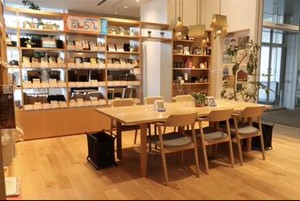 [書籍×文具]がそろうお店で、
元祖丸善の"ハヤシライス"をはじめ
カフェMENUが楽しめます。