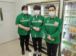烏丸駅から徒歩3分、駅チカ便利！学生/主婦/留学生等、様々な従業員が大活躍中！研修も実施しているので、初アルバイトも安心！