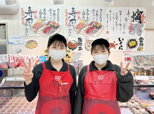 幅広い年代のスタッフが活躍中です！
家事の合間や授業終わりなど、
プライベートと両立して無理なく働けちゃいますよ★