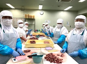 お肉を串刺しするだけのモクモク作業◎
難しいことは一切ないのでシニアの方も活躍できる職場です！
まずは短期スタートもOKです