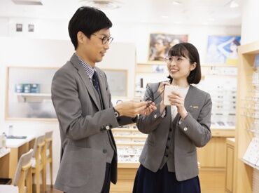 まずは笑顔があればOKです！
お客様からメガネの希望や好みなどを聞き、
一番喜んでいただける商品を選んでいきましょう。