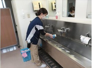 カラダを動かしながら働きたい方、歓迎！
30～60代の女性スタッフ活躍中の職場です♪