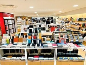 《駅に隣接する横浜タカシマヤにある店舗》
日常を"ちょっとクリエイティブ"にしてくれる―…
そんな商品を取り揃えるお店です★