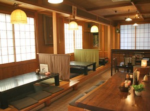 簡単な盛り付けをお任せ♪
活躍中のスタッフもほとんどが未経験スタート◎
学生・主婦など幅広い方が活躍しています！