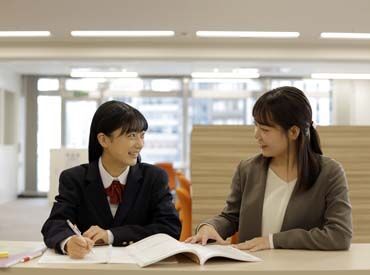 お仕事は夕方からで、学校帰りなどに気軽にシフトに入れます。 
定期試験や旅行の予定なども、シフト調整OK��！ご相談下さい。