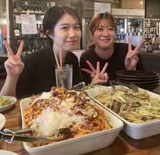みんな手書きのオリジナル名札をつけて
働いています◎
お客さんに名前を覚えてもらえると
接客の幅も広がる♪♪