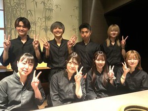 店長以外は、”全員学生”です。高校生～大学生のメンバーでワイワイ楽しく仕事をしています！