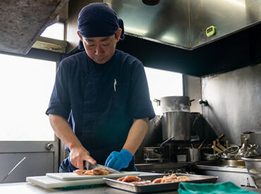 築百年を超える日本家屋の建物を改装した蕎麦専門店。
趣のある店内と外装は地元の方たちに大好評♪