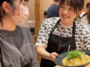 キッチン業務は盛り付け・ドリンク作り程度♪
未経験の方でも安心です◎
禁煙なので匂いも気になりません！