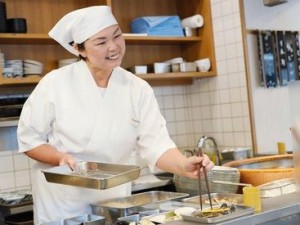 「都度揚げ」を採用し、お客さまに揚げたてサクサクの天ぷらを楽しんで頂いています。