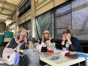 ≪にんにくの一次加工スタッフ≫
20～30代の方がメインで活躍中！
作業は椅子に座ってラク～にできちゃいます☆彡
