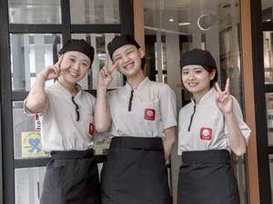 自慢の笑顔でお客様をおもてなし♪注文はタッチパネルなので接客未経験さんも安心◎