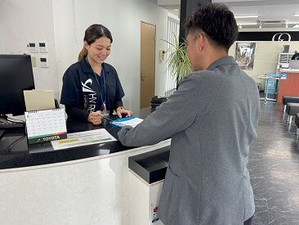 レンタカー受付業務です◎
車の貸出や返却についてなど
お客様の対応をお願いします！
