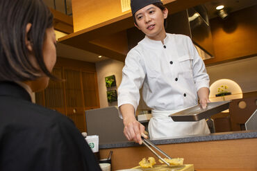 カウンター式！天ぷらのお店≪那かむら≫でNEWバイト♪
シフトの相談OK！働きやすさはピカイチ★★