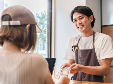 ＼1日4時間から柔軟性◎／
▼平日は学校の帰りだけ！
▼週末にガッツリフルで！
など…学校と両立できる環境♪
※イメージ画像