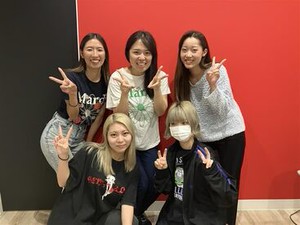 服装・髪色・ネイル・ピアス…ほんまに自由★写っているのは正社員！休憩時間はバイトさん含めみんなでお菓子食べたりします(笑)