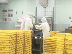 実は…臭いや汚れはほとんどなし！！
食品衛生管理が万全の清潔な環境です☆
チーム制なので、わからないことはスグに聞けます♪