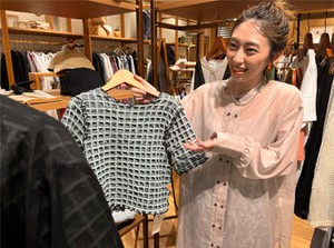 販売スタッフ未経験の方でも大丈夫★
お客さまとの会話が盛り上がると、
とてもうれしい気持ちになりますよ◎