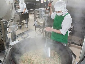 和洋中、毎日バリエーション豊かな給食をこども達に提供！
対象年齢で塩分濃度を調整したりと料理と知識の幅も広がります！