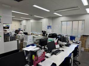 PC作業がしやすい明るく開放的な事務所！
女性が多数活躍しているので、
働き方などお気軽にご相談ください♪