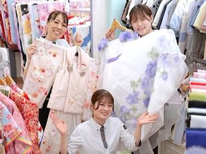 ★短期間限定スタッフ募集★
約500種類の衣装がずらり♪
子ども達とご家族の笑顔を見ていると
自分まで笑顔になっちゃいます！