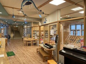 木の温かみを感じる明るくてきれいな内装が子どもたち・スタッフから好評★
子どもと一緒に温かく楽しい時間を過ごしましょう♪