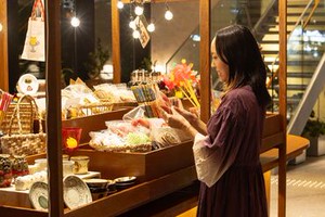 ＼テンションあがる『街ナカ』ホテル／
OMO5沖縄那覇のロビーには
スタッフイチオシの那覇のよい物を集めた夜市が毎晩登場！