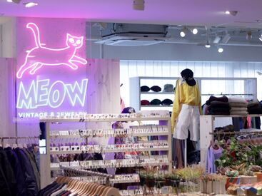 店内には厳選した古着や洋服がたくさん！
見ているだけで楽しくなる職場です☆
※系列店