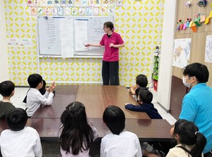 子ども好きの方大歓迎！
英語力を活かす×楽しく働きたい
＝「まなびおキッズ」がおすすめ◎