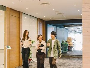 ＼博多駅直結の綺麗なオフィスビル／
オフィス内のカフェスペースでも一息♪
きっと長く続けたくなる充実した環境です！