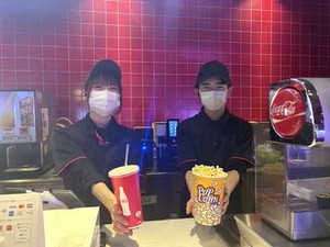 "映画好き"が活かせる業務がたくさん！
まずはチケット販売からチャレンジ♪