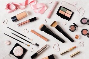 ﾟ*｡☆ NEWスタッフ募集 ☆。*ﾟ
人気コスメ販売のお仕事♪
未経験オッケー！