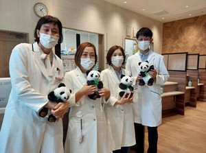 基本的に1～2名体制。
慣れるまでの数ヵ月は先輩スタッフが一緒に
シフトに入り勤務するので
"いつでも何でも"聞ける体制です♪