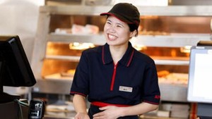 【希望シフト制】融通が利くから働きやすい◎
「テスト期間はシフト少なめ」「ライブなど趣味の予定優先」etc.気軽に相談OK！