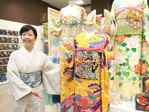 晴れの舞台から訪問着など
幅広い品揃えで商品のご案内もしやすい♪
お客様の笑顔を一番近くで感じられるやりがいも◎