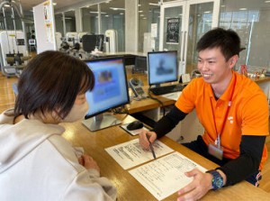 松山下公園総合体育館でお仕事◎
中庭に面するトレーニングルームは
明るい光が差し込んで開放的！
公園内のキレイな施設です♪